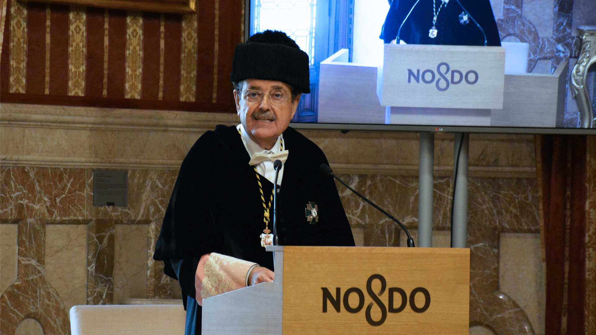 El rector, D. José Alberto parejo en el atril del Salón Colón del Ayuntamiento de Sevilla en el acto de apertura del curso de la Universidad CEU Fernando III