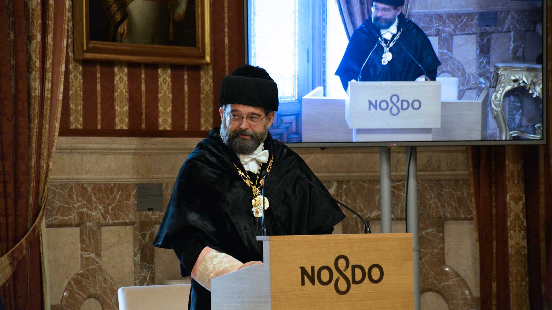 Alfonso Bullón de Mendoza, presidente del CEU, en el atril del Salón Colón del Ayuntamiento de Sevilla en el acto de apertura del curso de la CEU UF3.