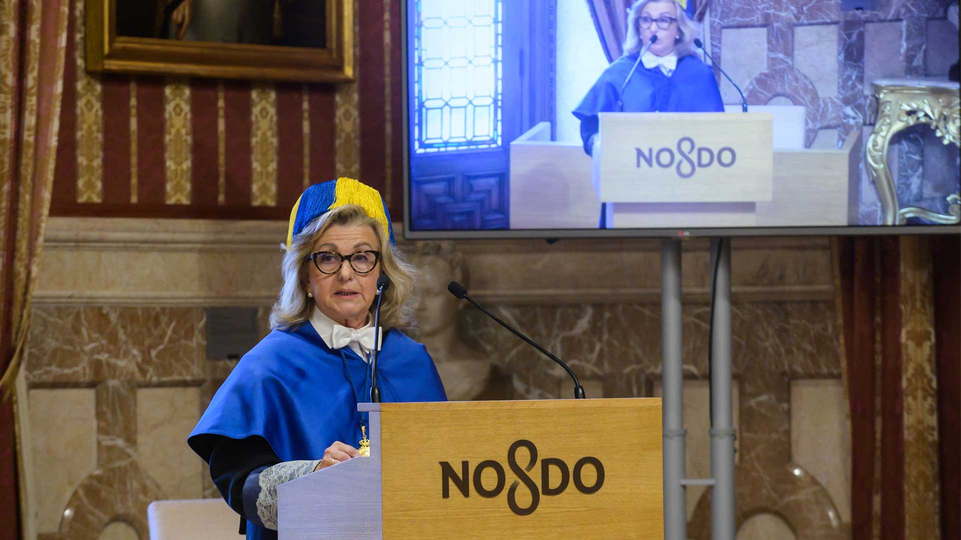 Coral Barbas en el atril del Salón Colón del Ayuntamiento de Sevilla en el acto de apertura del curso de la CEU UF3.