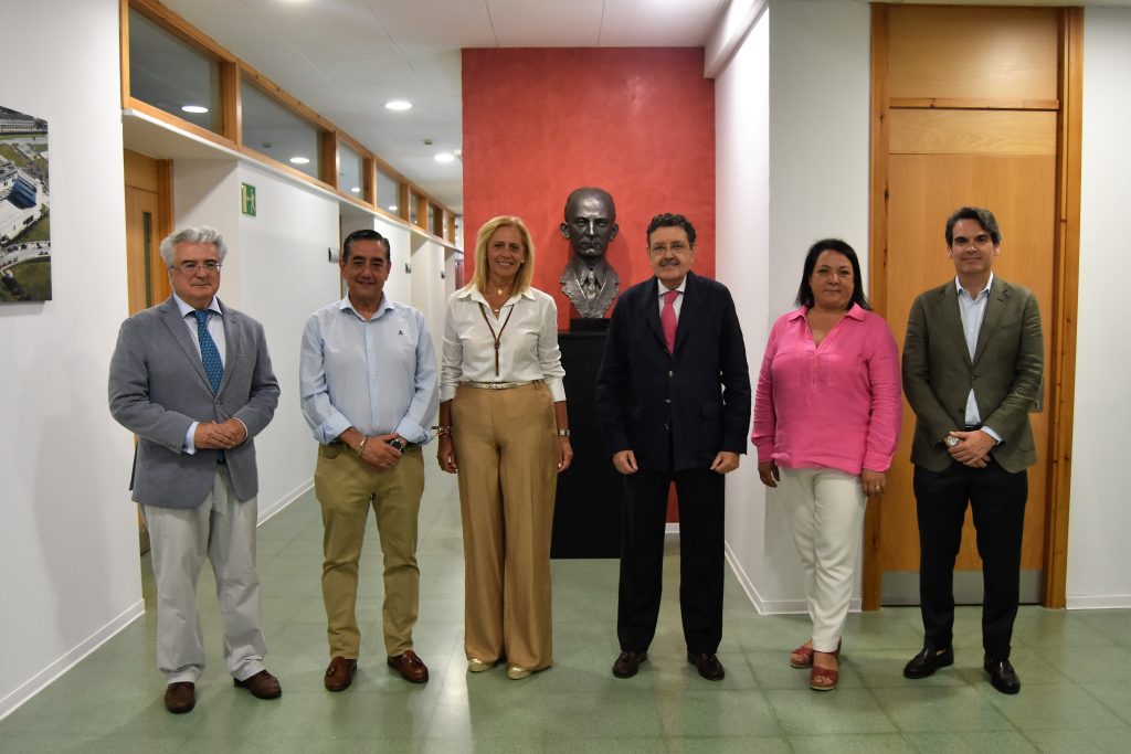 La nueva alcaldesa de Bormujos, Lola Romero, visita las instalaciones de CEU en Andalucía