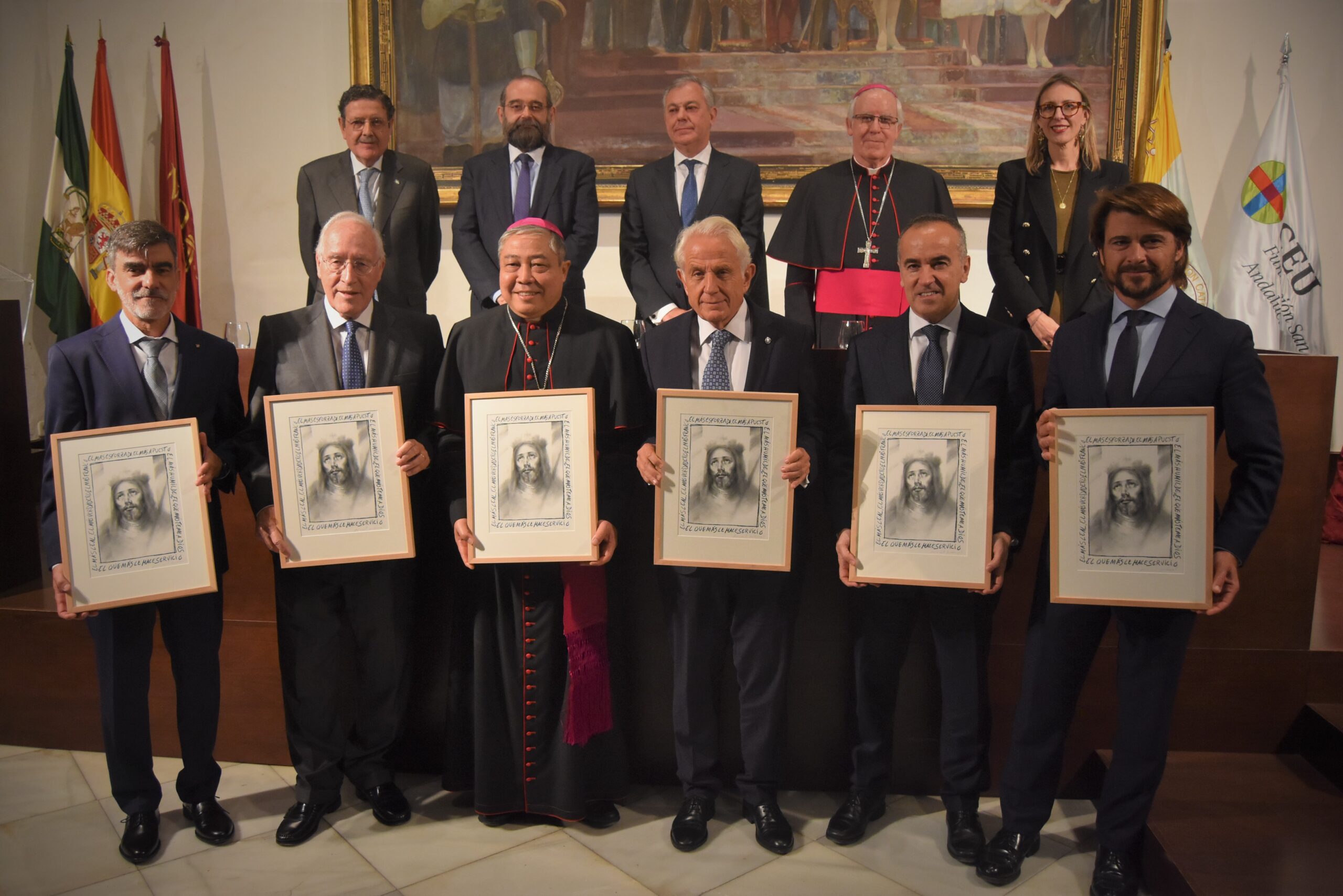 Los premiados en la edición de 2023 de los Premios CEU Fernando III junto a los componentes de la mesa presidencial