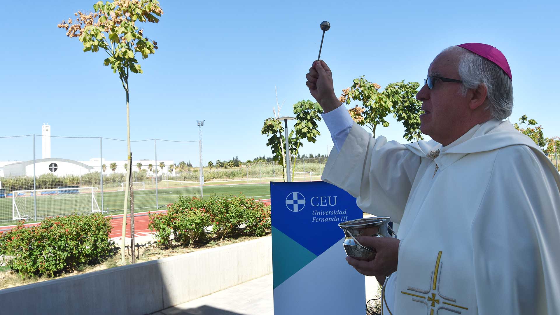 El arzobispo de Sevilla, Monseñor José Ángel Saiz Meneses, bendiciendo el campus