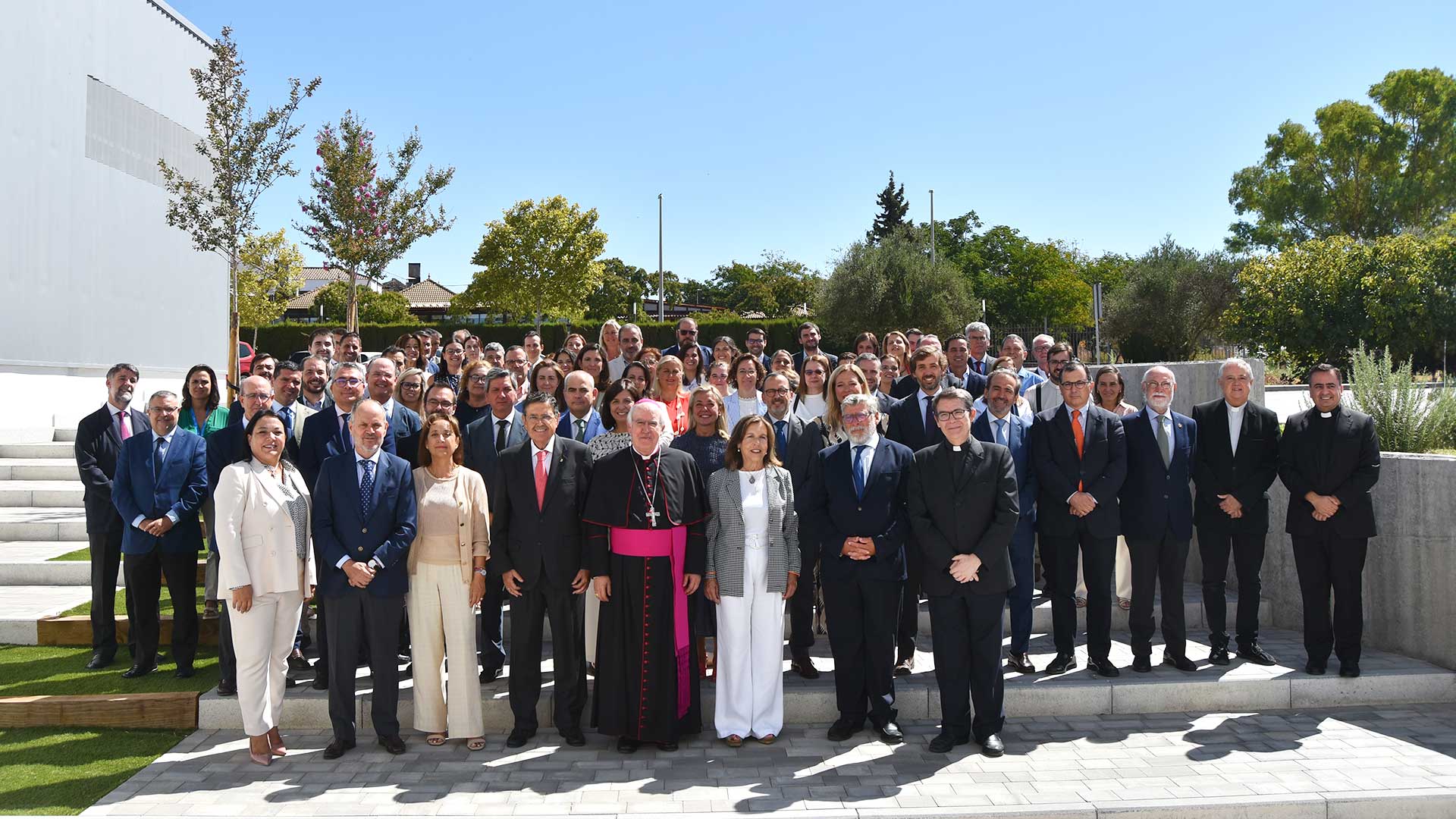 Foto de familia en el día de la bendición del edificio de la CEU UF3