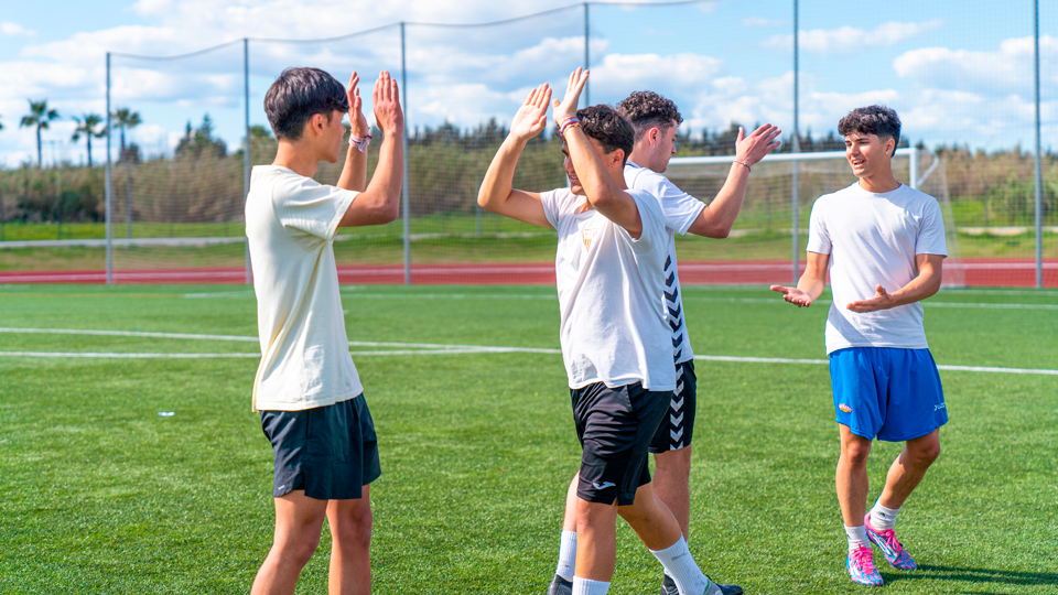 Alumnos jugando futbol en la UF3