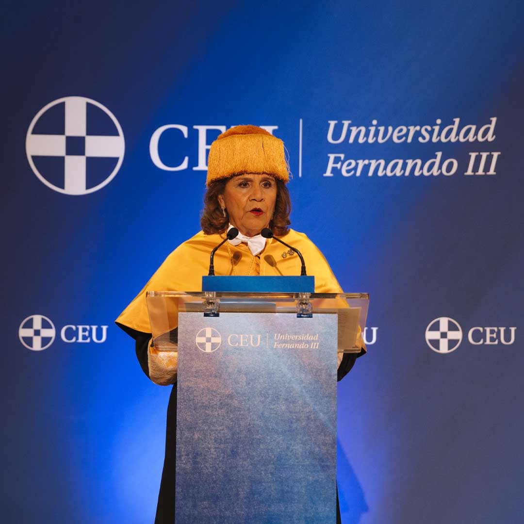 Concha Yoldi hablando desde el atril en el acto de Honoris Causa