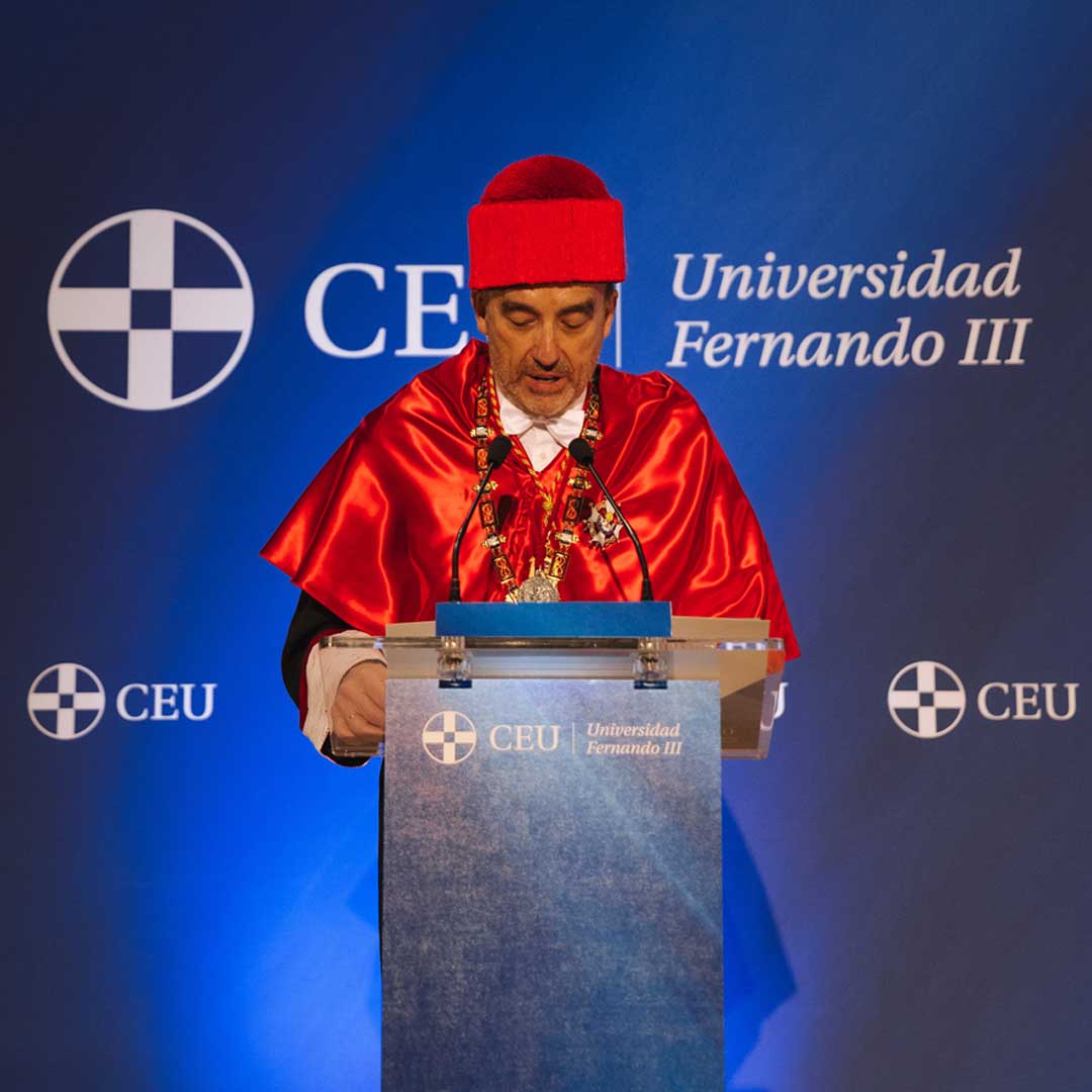 Manuel Marchena hablando desde el atril en el acto de Honoris Causa