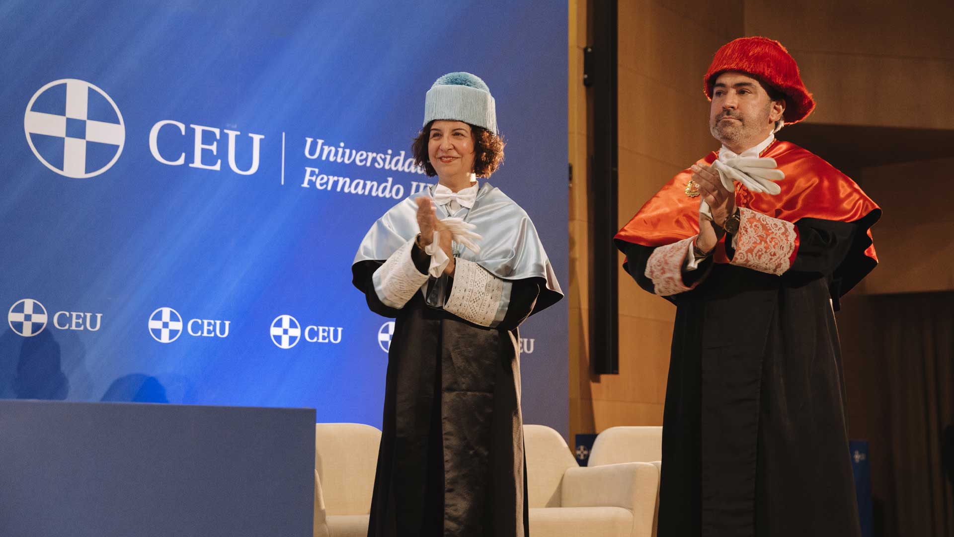 Padrinos aplaudiendo en el escenario del Honoris Causa de la CEU UF3