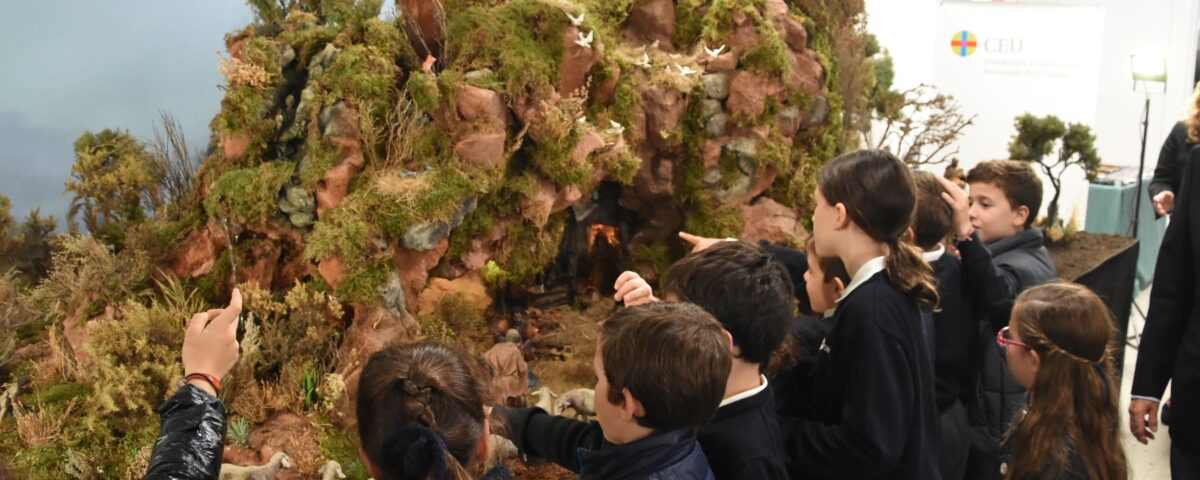 La Universidad CEU Fernando III inaugura y bendice el Nacimiento de la Alegría en la Fundación Caja Rural del Sur