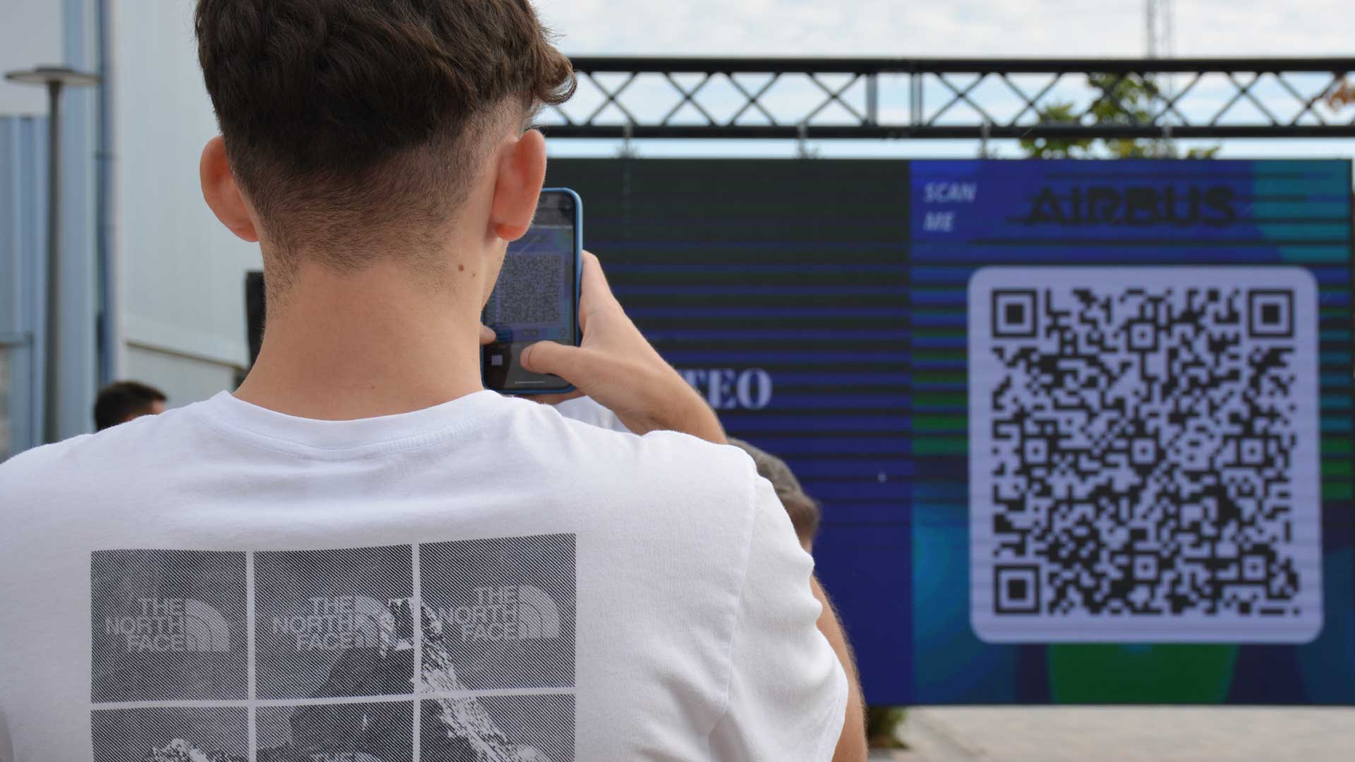 Pantalla con QR del Kick Off Diseña TU Futuro de la UF3 CEU