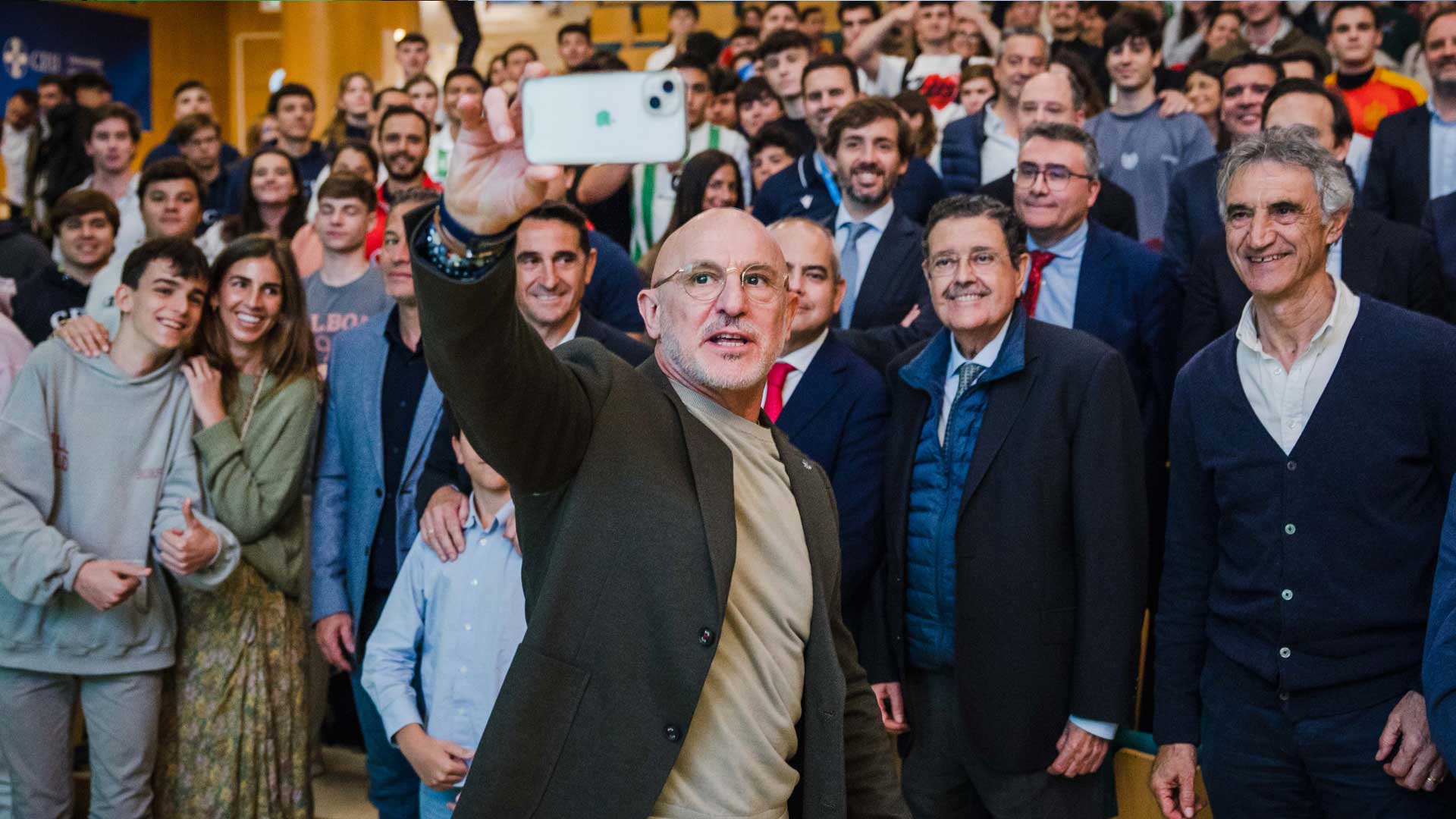 Luis de la Fuente haciéndose un selfie con el público tras su CEU Talks