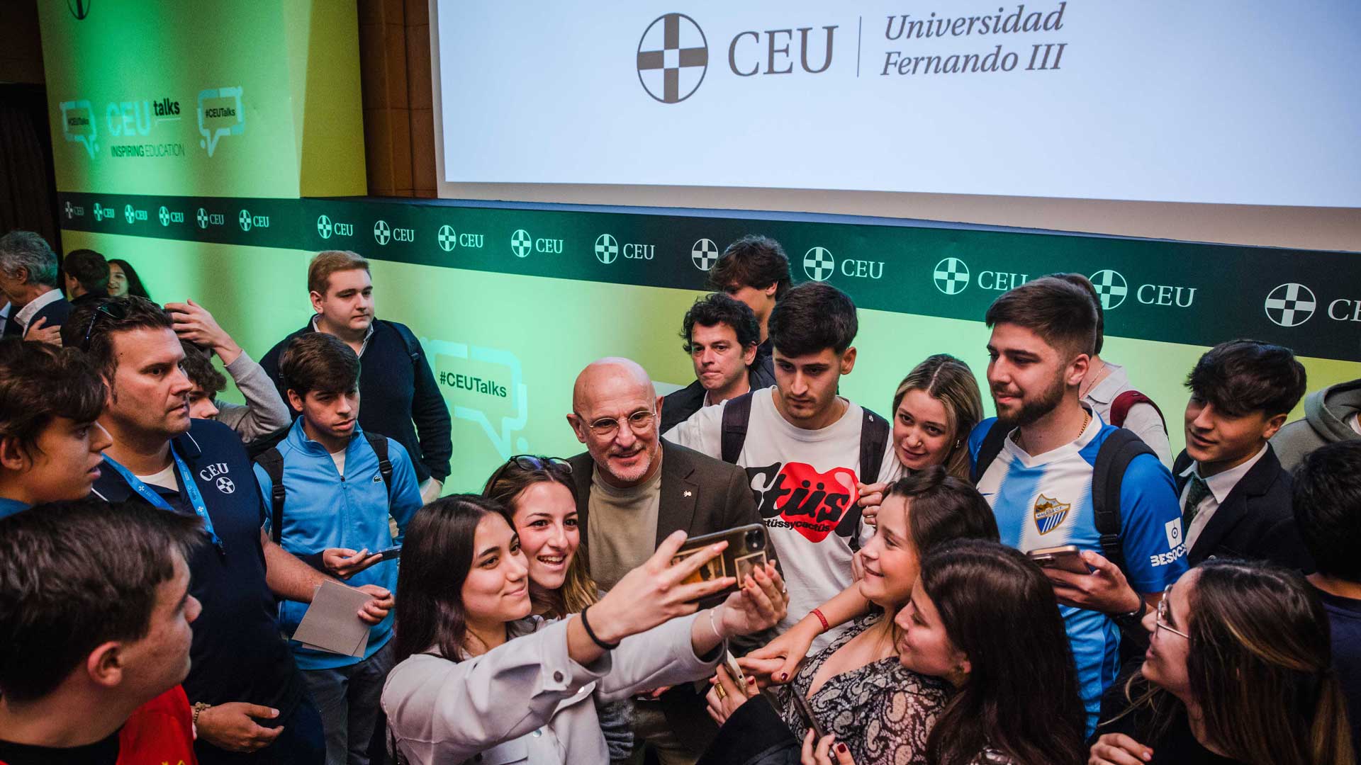 Luis de la Fuente haciéndose un selfie con los alumnos de la Universidad CEU Fernando III tras su CEU Talks
