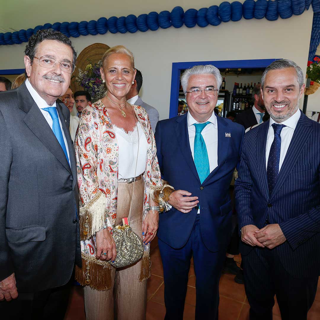 El rector de la CEU UF3, la alcaldesa de Bormujos y el presidente de CEU en la feria de sevilla.