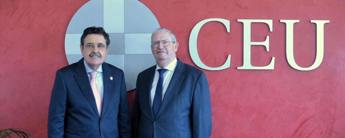 Francisco Vélez y José Alberto Pare4jo sellan un acuerdo de colaboración entre la Universidad CEU FErnando III y el Consejo General de Hermandades y Cofradías de Sevilla