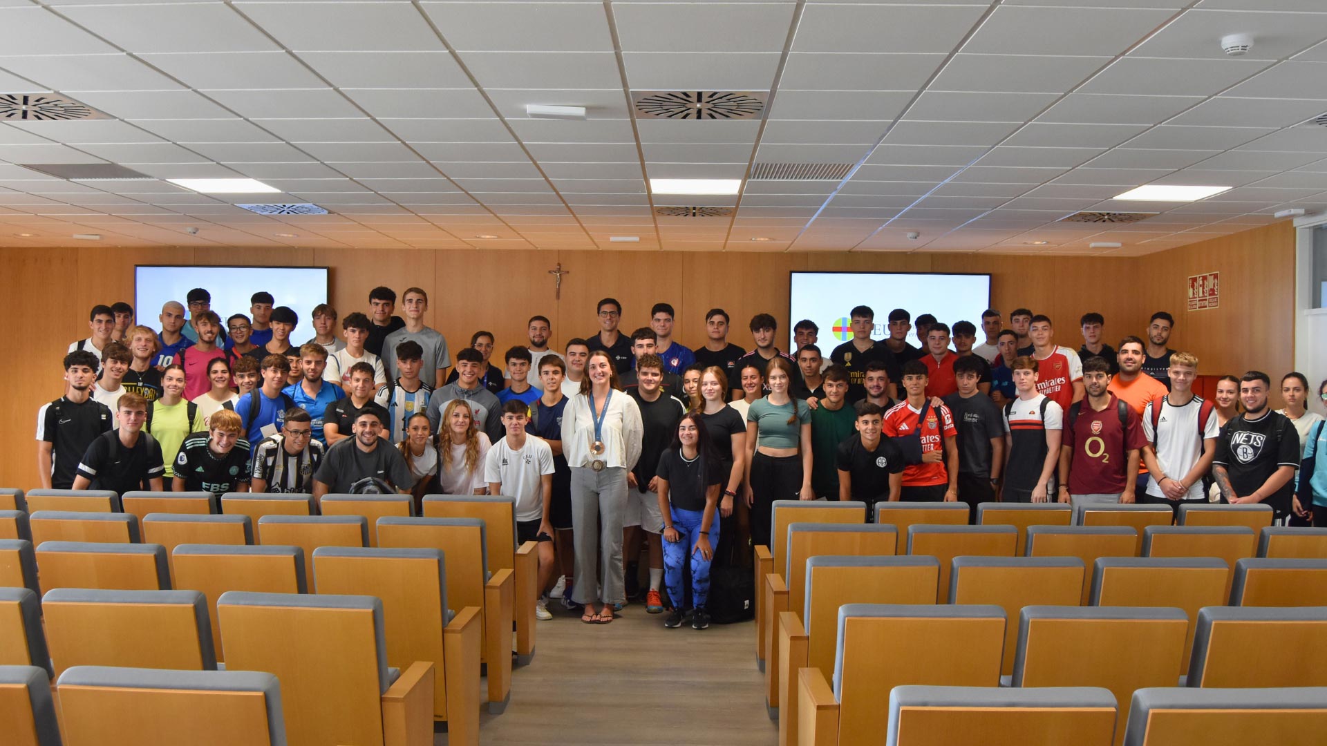 Atleta olímpica Marina Garcia con los alumnos de la UF3